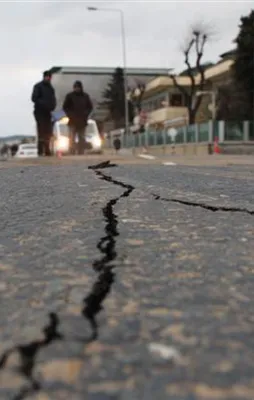 İstanbul'da sahil yolu çöktü! Yol trafiğe kapatıldı