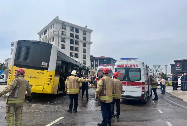 Ters yöne giren TIR İETT otobüsüne çarptı: 5 yaralı