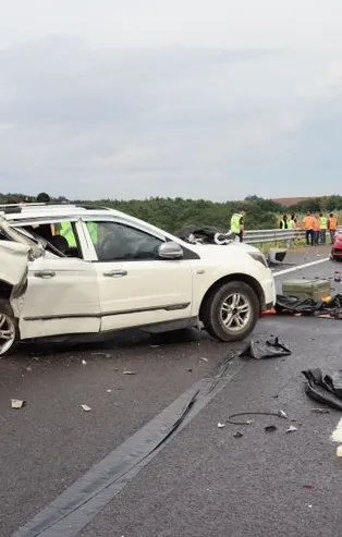 Otoyolda feci kaza: Babası sinir krizi geçirdi! Su vermek için aracından inince can verdi