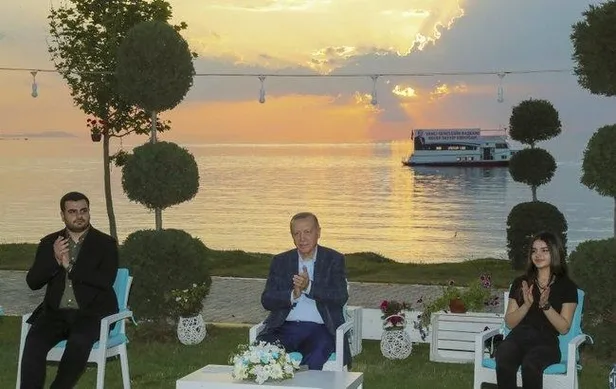 son-dakika-baskan-recep-tayyip-erdogan-vanda-genclerle-bir-araya-geldi-1655051090877.jpeg
