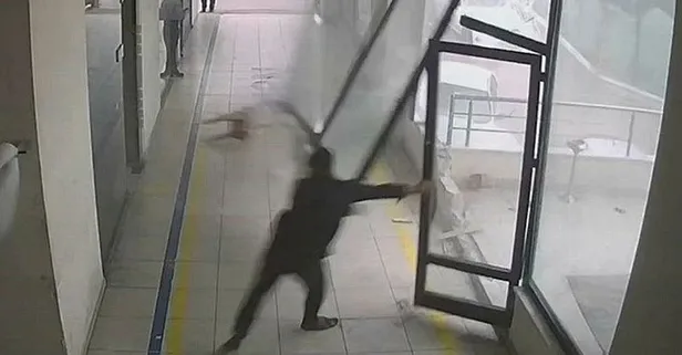 Küçükçekmece'de yaşanan fırtınanın etkisi kamerada: İş yerinin kapısı söküldü çalışan yere savruldu