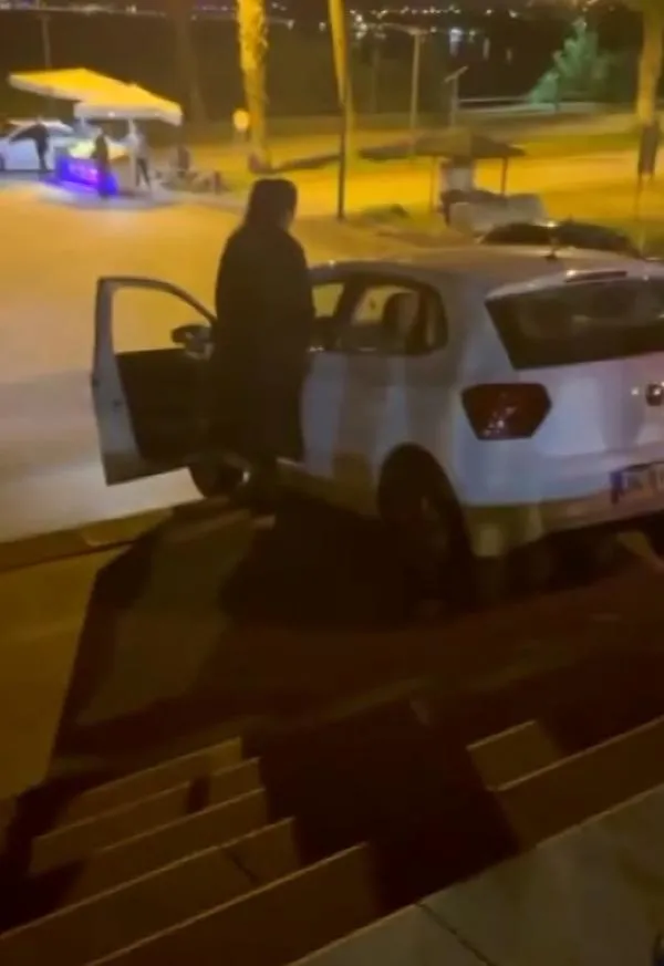 Alkollü sürücünün navigasyonla imtihanı! Merdivende asılı kaldı-3