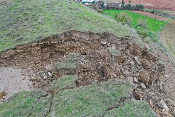 Adıyaman'da depremlerin ikiye böldüğü tepelik alan asrın felaketinin boyutunu gözler önüne serdi-3