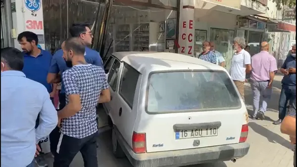 ablasiyla-tartisti-calistigi-eczaneye-araciyla-girdi-1631021367430.jpg Ablasıyla tartıştı! Çalıştığı eczaneye aracıyla girdi-3