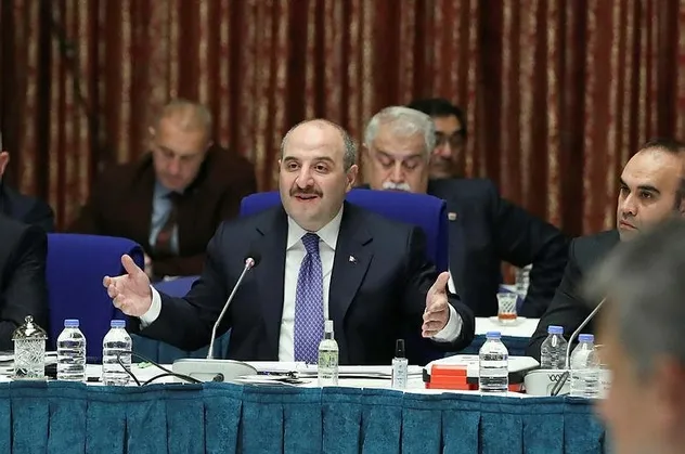 Bakan Varank'tan fondaş Nevşin Mengü'ye akademi tokadı: "Geoffrey Fox ile çalıştım ona da yaz istersen belki soruları vermiştir"