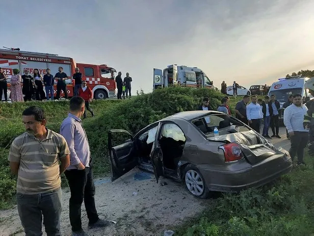tokatta-otomobil-tarlaya-uctu-yaralilar-var-1651514396747.jpeg Tokat'ta otomobil tarlaya uçtu! Yaralılar var-1