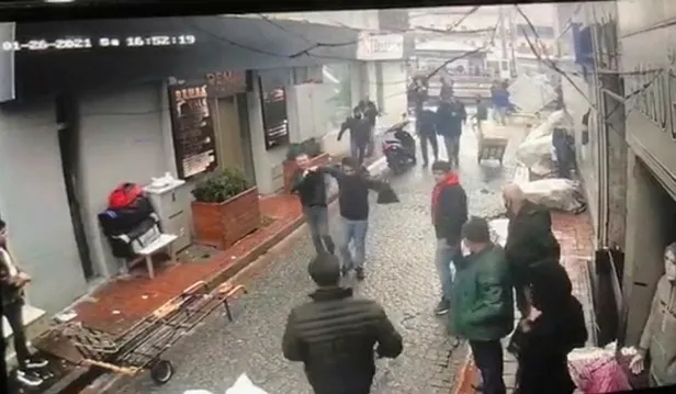 Son dakika: Beyazıt'ta ayakkabı çalan hırsız esnafa yakalanınca darbedildi-3