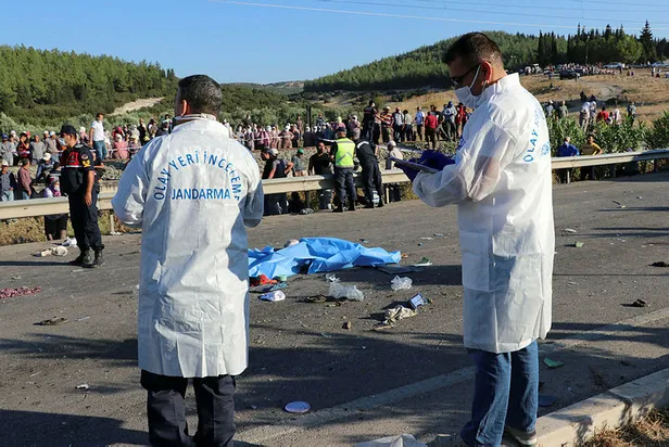 manisada-feci-kaza-panelvan-traktore-carpti-2-olu-11-yarali-1598516137587.jpg Manisa'nın Saruhan ilçesinde feci kaza! Panelvan traktöre çarptı: 3 ölü, 10 yaralı-3