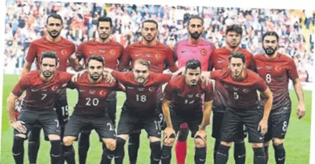 Hakan Çalhanoğlu 100. maçına çıktı: Üç turnuvanın değişmeyen ismi