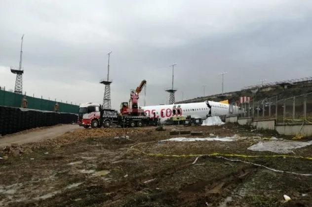 Sabiha Gökçen'deki Pegasus uçağının enkaz kaldırma çalışmaları 4. gününde