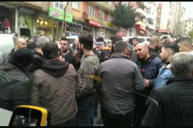 Yüzlerce metre koşup önünü kestiler! İETT otobüsünde korku dolu anlar