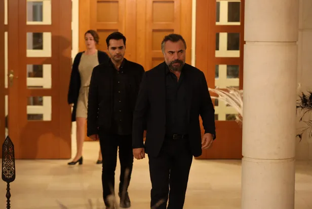eskiya-dunyaya-hukumdar-olmazin-yeni-masa-uyelerinden-sahane-poz-kartlar-karildi-7-sezonda-yer-yerinden-oynayacak-1634729725643.jpg Eşkıya Dünyaya Hükümdar Olmaz'ın yeni masa üyelerinden şahane poz! Kartlar karıldı 7. sezonda yer yerinden oynayacak-8