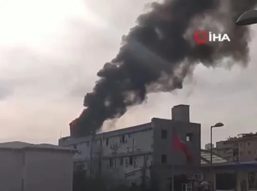 Son dakika: Esenyurt'ta korku dolu anlar! Akaryakıt istasyonunun yanındaki binada yangın çıktı-1