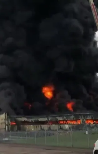 İngiltere'de havaalanı yakınında yangın!