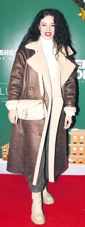 burak-torer-eski-sevgilisi-gulben-ergeni-sahnenin-en-onunden-izledi-saklambac-haberleri-1671311411176.jpeg Burak Törer eski sevgilisi Gülben Ergen’i sahnenin en önünden izledi | Saklambaç haberleri-10