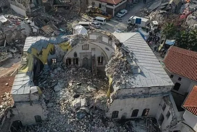 Antakya’daki tarihi binalar yerle bir oldu