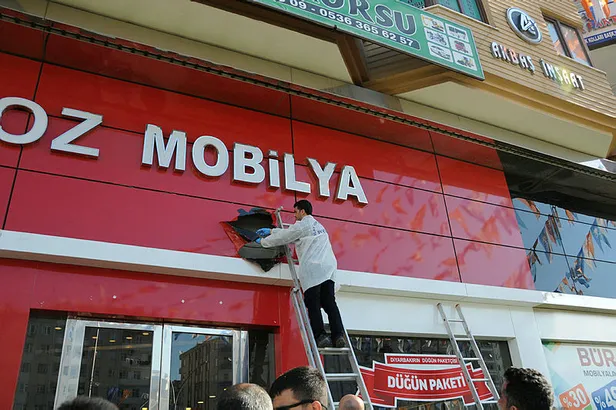 Diyarbakır'da AK Parti ilçe başkanlığı binasına ateş açıldı-1