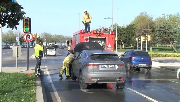 İstanbul Kartal'da feci kaza! Araç yangını kamerada