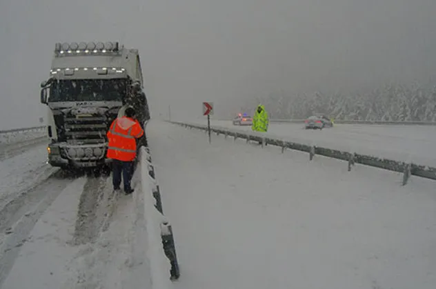 Kara yolu çift yönlü ulaşıma kapandı