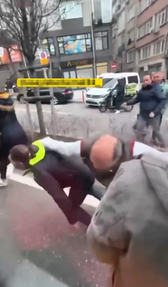 biri-yolcu-indirip-dovdu-digeri-camdan-atlayip-kavgaya-girdi-iett-terorunde-son-durak-uskudar-magandalik-anlar-1768378826380.jpg Biri yolcu indirip dövdü diğeri camdan atlayıp kavgaya girdi! İETT teröründe son durak Üsküdar: Magandalık anları kamerada-3