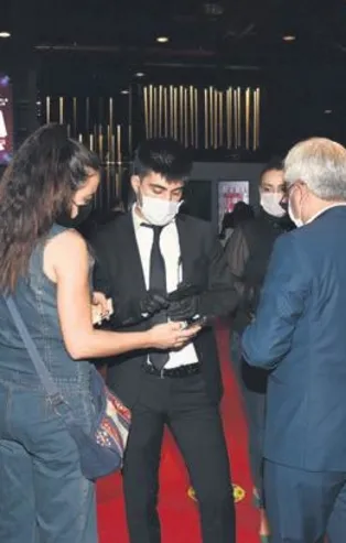 Aile Hükümeti'nin galasında koronavirüs önlemi