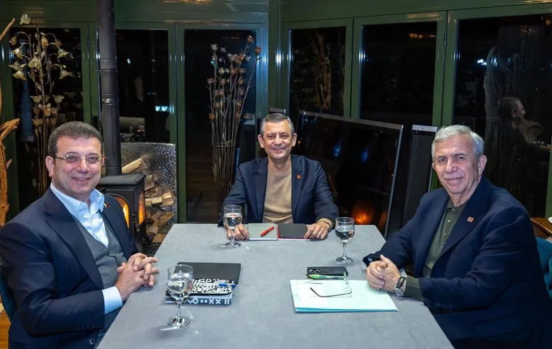 ekosistemin-cokusu-ekrem-imamoglu-susarak-yirtmayi-deneyecek-mansur-yavas-biliyordu-seni-alacaklar-ekrem-1760684957370.jpeg Ekrem İmamoğlu Özel ve Yavaş (Takvim.com.tr Arşiv)