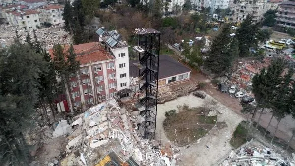 1676966409146.jpeg Depremde binalar yıkıldı, yangın merdiveni ayakta kaldı-2