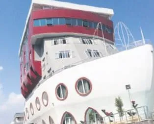 Gemi değil öğrenci yurdu