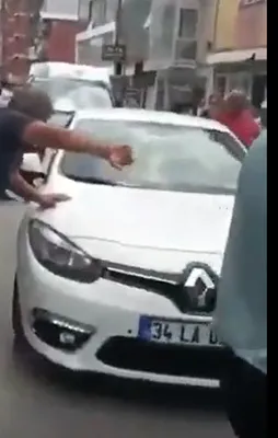 İzmir'de CHP'liler TRT aracına saldırdı