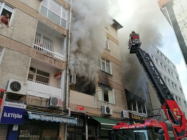 Son dakika: Kadıköy'de 4 katlı bina alevler içinde kaldı! 1 ölü-4
