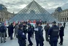 Fransa'da gerilim tırmandı: Louvre Müzesi'nin girişleri kapatıldı
