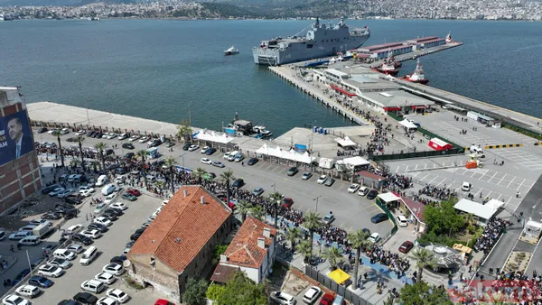 İzmir'de TCG Anadolu'ya 3'üncü de gününde büyük ilgi! Kilometrelerce kuyruk oluştu - 11