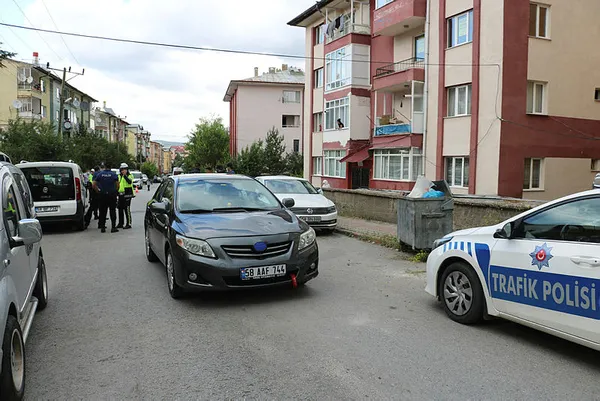 sivasta-karsidan-karsiya-gecen-kiz-cocuguna-carpan-surucuye-meydan-dayagi-atildi-1592663192983.jpg Sivas’ta karşıdan karşıya geçen kız çocuğuna çarpan sürücüye meydan dayağı atıldı-2