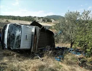 Mersin’de feci kaza! Şeftali yüklü kamyonet devrildi