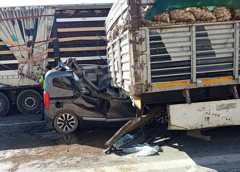 Mersin'de katliam gibi kaza! Hafif ticari araç TIR'a arkadan çarptı: Çok sayıda ölü (İHA)