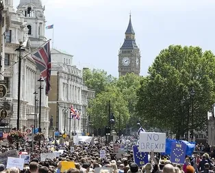 İngilterede Brexit kaosu derinleşti