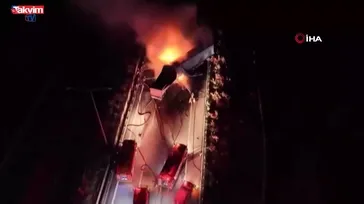 Manisa’da kaza yapan tırlar alev aldı