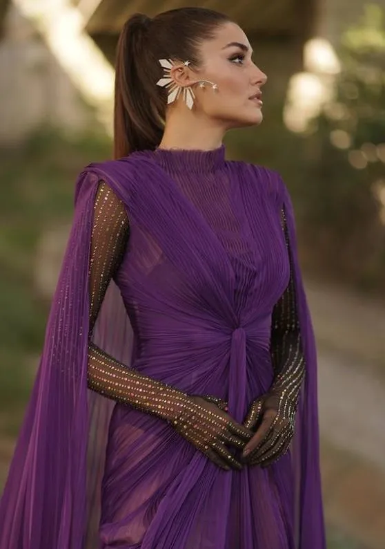 odul-toreninde-serenay-sarikaya-ve-hande-ercel-siklik-yarisina-girdi-gulsen-ise-tuhaf-makyajiyla-sosyal-medyad-1654023317081.jpeg Ödül töreninde Serenay Sarıkaya ve Hande Erçel adeta şıklık yarışına girdi! Geceye ise 5.5 milyonluk takılar damga vurdu-5