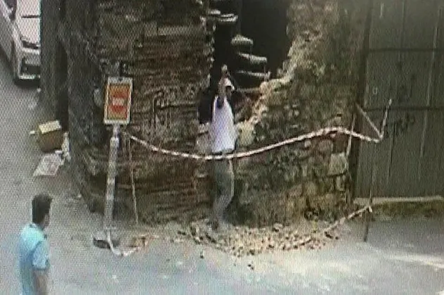 İBB'den 451 yıllık tarihi çeşmeye restorasyon kıyımı! Levye ve çekiç darbeleriyle yıktılar