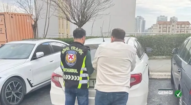 esenyurtta-kafa-atip-cam-kiran-trafik-magandasina-yakalandi-hem-ehliyetten-oldu-hem-arabadan-1769335772713.jpeg Esenyurt'ta kafa atıp cam kıran trafik magandası yakalandı: Hem ehliyetten oldu hem arabadan-3