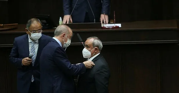 AK Parti'ye bir katılım daha! Rozetini Başkan Erdoğan taktı
