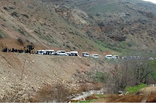 Çatak'ta meydana gelen 3 ayrı heyelan yolları kapattı