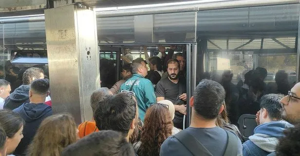 İstanbul’da metrobüs çilesi! İnsan trafiği oluştu: Yolcular araçlara binemedi