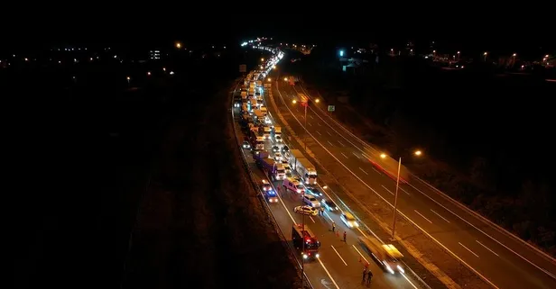 Yanan tırın şoka giren sürücüsü dorseye tırmanarak ipleri kurtarmaya çalıştı-2