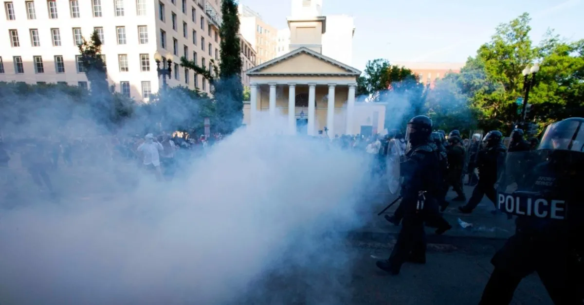 Son Dakika George Floyd Un Oldurulmesi Abd Yi Karistirdi Washington Da Irkcilik Ve Trump Karsiti Yuzlerce Protestocuya Gozalti Galeri Takvim