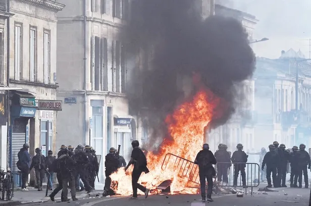 fransa-sokaklari-yanmaya-devam-ediyor-bordeaux-belediyesi-dahil-140-yer-atese-verildi-1679693317278.jpeg Fransa sokakları yanmaya devam ediyor! Bordeaux Belediyesi dahil 140 yer ateşe verildi-2