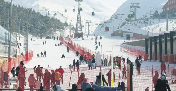 Sömestr tatilini fırsat bilenler, kayak merkezine akın etti! Vatandaş sitem etti: Salgın böyle bitmez