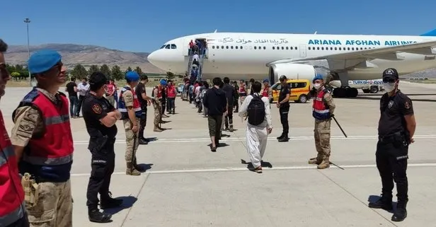 Afgan göçmenler charter seferlerle ülkelerine gönderiliyor
