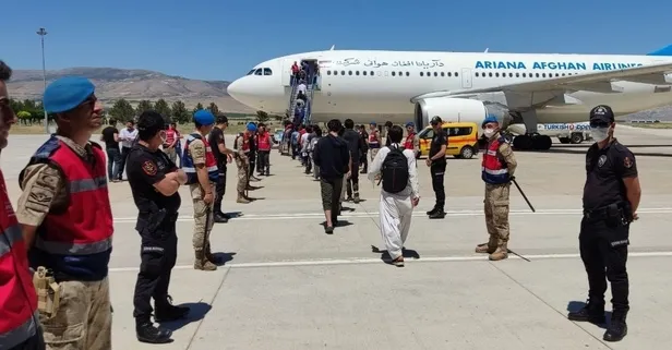Afgan göçmenler charter seferlerle ülkelerine gönderiliyor