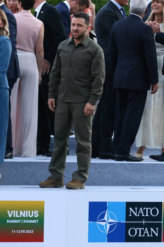 Ukrayna Devlet Başkanı Volodimir Zelenskiy'nin 'yalnız' pozunun perde arkası: Ukrayna cephesi bastırdı NATO rest çekti-24